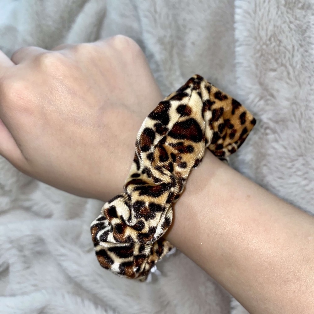 Cheetah zipper scrunchie
